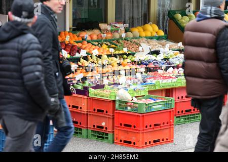 Ein Obststand auf dem Karmelitermarkt à Wien, Österreich, Europa - Un stand de fruits sur le Karmelitermarkt à Vienne, Autriche, Europe - Banque D'Images