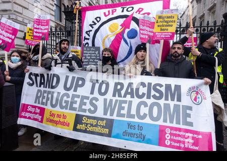 Londres, Royaume-Uni.27 novembre 2021.Les manifestants ont vu tenir une bannière qui dit "se protéger du racisme. Les réfugiés sont les bienvenus" pendant la manifestation.Stand Up to racisme UK a organisé une protestation contre la loi sur la nationalité et les frontières présentée par le gouvernement conservateur.Ils ont appelé Boris Johnson et Priti Patel à ouvrir des portes à davantage de migrants, à la lumière d'une récente noyade de migrants en route vers le Royaume-Uni.(Photo de Belinda Jiao/SOPA Images/Sipa USA) crédit: SIPA USA/Alay Live News Banque D'Images