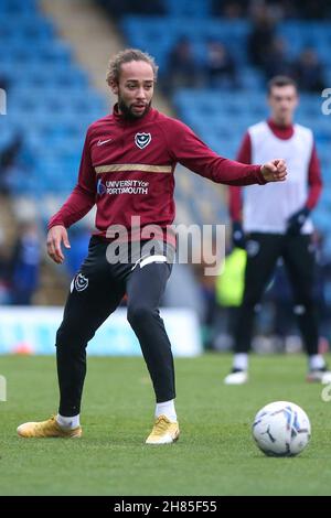 GILLINGHAM, GBR.27 NOV Marcus Harness de Portsmouth se réchauffe lors du match Sky Bet League 1 entre Gillingham et Portsmouth au MEMS Priestfield Stadium, à Gillingham, le samedi 27 novembre 2021.(Credit: Tom West | MI News) Credit: MI News & Sport /Alay Live News Banque D'Images