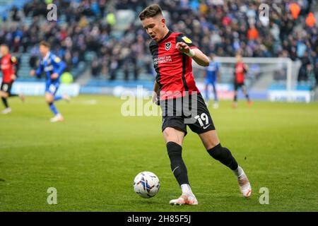 GILLINGHAM, GBR.27 NOVEMBRE George Hirst de Portsmouth sur le ballon pendant le match de la Sky Bet League 1 entre Gillingham et Portsmouth au MEMS Priestfield Stadium, Gillingham le samedi 27 novembre 2021.(Credit: Tom West | MI News) Credit: MI News & Sport /Alay Live News Banque D'Images