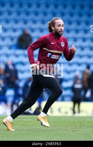 GILLINGHAM, GBR.27 NOV Marcus Harness de Portsmouth se réchauffe lors du match Sky Bet League 1 entre Gillingham et Portsmouth au MEMS Priestfield Stadium, à Gillingham, le samedi 27 novembre 2021.(Credit: Tom West | MI News) Credit: MI News & Sport /Alay Live News Banque D'Images