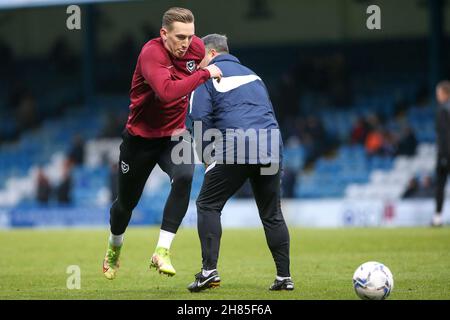 GILLINGHAM, GBR.27 NOVEMBRE Ronan Curtis de Portsmouth se réchauffe lors du match Sky Bet League 1 entre Gillingham et Portsmouth au MEMS Priestfield Stadium, à Gillingham, le samedi 27 novembre 2021.(Credit: Tom West | MI News) Credit: MI News & Sport /Alay Live News Banque D'Images