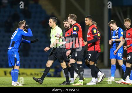 GILLINGHAM, GBR.27 NOVEMBRE les joueurs de Portsmouth ont foule l'arbitre après qu'il s'est arrêté de jouer à cause d'une blessure alors qu'ils étaient sur l'attaque pendant le match Sky Bet League 1 entre Gillingham et Portsmouth au MEMS Priestfield Stadium, à Gillingham le samedi 27 novembre 2021.(Credit: Tom West | MI News) Credit: MI News & Sport /Alay Live News Banque D'Images