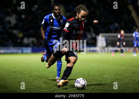 GILLINGHAM, GBR.27 NOV Marcus Harness de Portsmouth sur le ballon pendant le match Sky Bet League 1 entre Gillingham et Portsmouth au MEMS Priestfield Stadium, Gillingham le samedi 27 novembre 2021.(Credit: Tom West | MI News) Credit: MI News & Sport /Alay Live News Banque D'Images