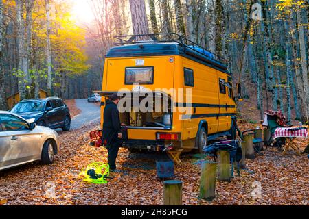 Bolu, Turquie - novembre 11 2021 : camping-car avec vue arrière et caravane de couleur orange dans une forêt. Banque D'Images