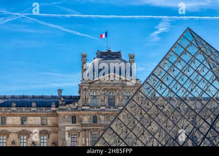 Le toit du Palais Royal et le haut de la pyramide au Musée du Louvre Banque D'Images