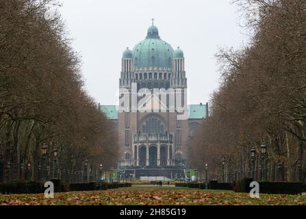 Koekelberg, région de Bruxelles-capitale, Belgique - 11 19 2021: Vue à angle bas de la basilique du Sacré-cœur et du parc Elisabeth en automne Banque D'Images