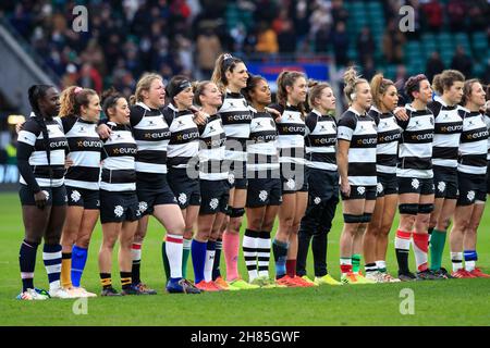 27 novembre 2021; Twickenham, Londres, Angleterre, Autumn Series International rugby, Barbarians Women versus Afrique du Sud Springbok Womens XV; Barbarians Women se présentent tous à l'hymne national du Royaume-Uni Banque D'Images