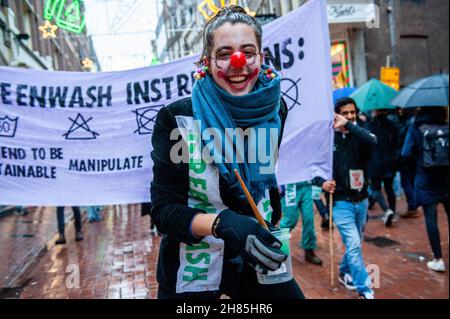 Amsterdam, pays-Bas.27 novembre 2021.Un activiste XR habillé comme un clown vu pendant la démonstration.extinction rébellion organisé dans le centre d'Amsterdam un défilé de mode, de la mode de maquette rapide et d'attirer l'attention sur les pratiques exploiteurs, à profit, et de verdlaashing de l'industrie de la mode rapide.Les activistes du climat ont défilé dans les principales rues commerçantes en dansant et portant des vêtements réparés et d'occasion.(Photo par Ana Fernandez/SOPA Images/Sipa USA) Credit: SIPA USA/Alay Live News Banque D'Images