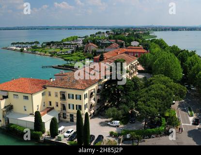 Vue du château de Scaligero à la vieille ville de Sirmione au lac de Garde en Italie, lors D'Une belle journée de printemps avec Un ciel bleu et quelques nuages Banque D'Images