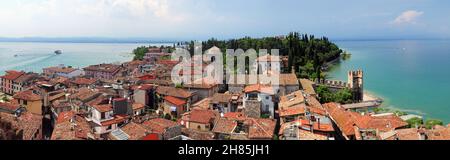 Vue du château de Scaligero à la vieille ville de Sirmione au lac de Garde en Italie, lors D'Une belle journée de printemps avec Un ciel bleu et quelques nuages Banque D'Images