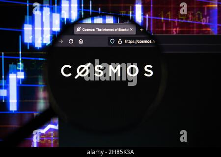 Logo de la société COSMOS sur un site Web, vu sur un écran d'ordinateur par une loupe. Banque D'Images
