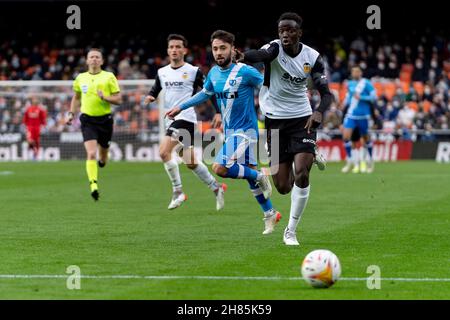 Valence, Espagne.27 novembre 2021.Mouctar Diakhaby de Valencia CF vu en action pendant la Ligue espagnole, match de football entre Valencia CF et Rayo Vallecano au stade de Mestalla.(score final; Valencia CF 1:1 Rayo Vallecano) (photo de Xisco Navarro/SOPA Images/Sipa USA) Credit: SIPA USA/Alay Live News Banque D'Images