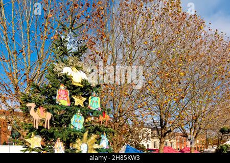 Salisbury, Wiltshire, Royaume-Uni - novembre 23 2021 : un arbre de Noël à Salisbury Market place, l'arbre final dans le cadre de la piste de l'arbre de Noël de Salisbury Banque D'Images