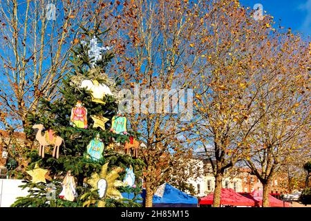 Salisbury, Wiltshire, Royaume-Uni - novembre 23 2021 : un arbre de Noël à Salisbury Market place, l'arbre final dans le cadre de la piste de l'arbre de Noël de Salisbury Banque D'Images