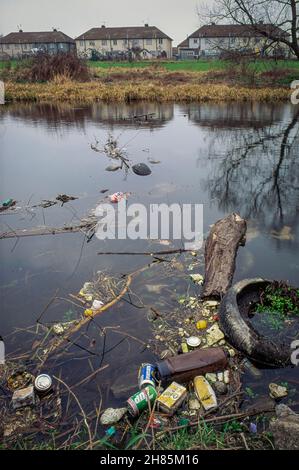 Les ordures flottant dans la rivière Cray sur les franges extérieures de Londres, dans le nord du Kent. Banque D'Images