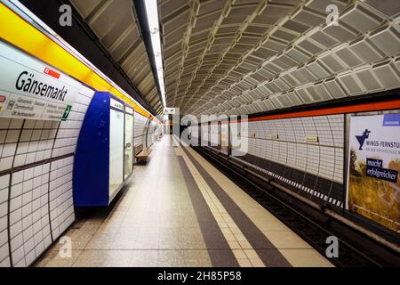 HAMBOURG, ALLEMAGNE - 10 mai 2017 : une plate-forme vide à la gare de Gansmarkt à Hambourg, Allemagne Banque D'Images