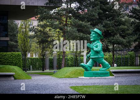 BERLIN, ALLEMAGNE - 06 mai 2017 : façade de rue avec la statue de l'emblématique Ampelmann à Berlin, Allemagne Banque D'Images