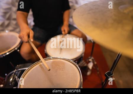 gros plan d'un batteur avec des pilons battant des tom-toms et des tambours de snar Banque D'Images