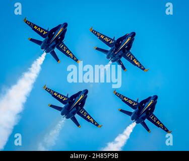 HUNTINGTON BEACH, ÉTATS-UNIS - 04 octobre 2017 : une belle photo des Blue Angels du Pacific Air Show à Huntington Beach Banque D'Images