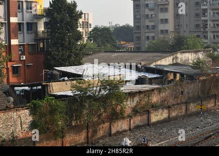 Kolkata, Inde.27 novembre 2021.Les travailleurs sèchent les peaux de vache dans une tannerie de Kolkata.(Photo de Sudipta Das/Pacific Press) crédit: Pacific Press Media production Corp./Alay Live News Banque D'Images