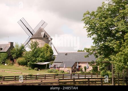 Moulin et café, Mont-Dol, Dol-de-Bretagne, Bretagne, France Banque D'Images