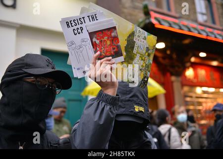 Londres, Royaume-Uni.27 novembre 2021.Une démocratie pro de Hong Kong et un manifestant anti-PCC détient des pancartes anti-pcc pendant la contre-manifestation.Des dizaines de manifestants pro-démocratie, pro-indépendance de Hong Kong et anti-PCC (Parti communiste chinois) ont organisé une contre-manifestation contre le rassemblement de haine anti-asiatique Stop contre la nouvelle guerre froide organisé par les associations chinoises au Royaume-Uni, dans le quartier chinois de Londres.Crédit : SOPA Images Limited/Alamy Live News Banque D'Images