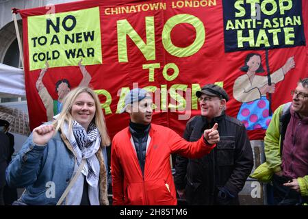 Londres, Royaume-Uni.27 novembre 2021.Les activistes se font des gestes lors du rassemblement de haine anti-asiatique.des dizaines de manifestants pro-démocratie, pro-indépendance de Hong Kong et anti-PCC (Parti communiste chinois) ont organisé une contre-manifestation contre le rassemblement de haine anti-asiatique Stop contre la nouvelle guerre froide organisé par les associations chinoises au Royaume-Uni,Dans le quartier chinois de Londres.Crédit : SOPA Images Limited/Alamy Live News Banque D'Images