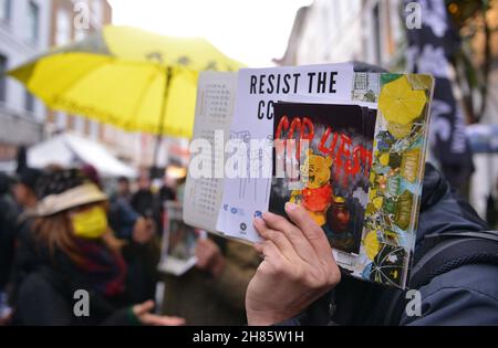 Londres, Royaume-Uni.27 novembre 2021.Une démocratie pro de Hong Kong et un manifestant anti du PCC détient des pancartes pendant la contre-manifestation.des dizaines de pro-démocratie, pro-indépendance de Hong Kong et anti-PCC (Parti communiste chinois)Les manifestants ont organisé une contre-manifestation contre le rassemblement de haine anti-asiatique « contre la nouvelle guerre froide » organisé par les associations chinoises au Royaume-Uni, dans le quartier chinois de Londres.(Photo de Thomas Krych/SOPA Images/Sipa USA) crédit: SIPA USA/Alay Live News Banque D'Images