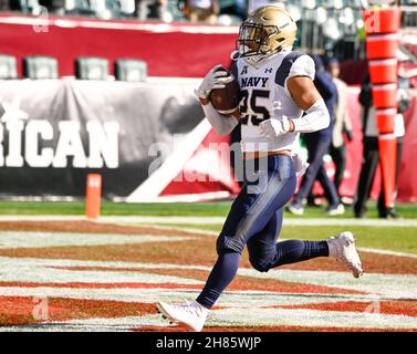 Philadelphie, Pennsylvanie, États-Unis.27 novembre 2021.27 novembre 2021, Philadelphie PA- le SB CARLINOS ACIE de la Marine (25) marque un touchdown contre le Temple à Lincoln Financial Field PA (Credit image: © Ricky Fitchett/ZUMA Press Wire) Banque D'Images