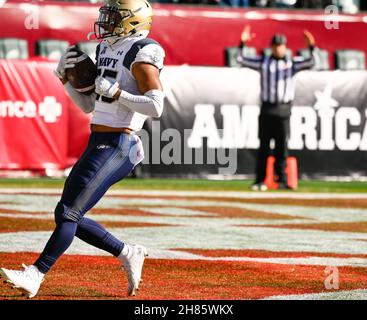 Philadelphie, Pennsylvanie, États-Unis.27 novembre 2021.27 novembre 2021, Philadelphie PA- le SB CARLINOS ACIE de la Marine (25) marque un touchdown contre le Temple à Lincoln Financial Field PA (Credit image: © Ricky Fitchett/ZUMA Press Wire) Banque D'Images