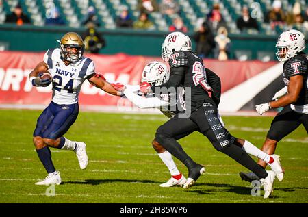 Philadelphie, Pennsylvanie, États-Unis.27 novembre 2021.27 novembre 2021, Philadelphie PA- le SB MAQUEL HAYWOOD de la Marine (24) s'étend contre le Temple à Lincoln Financial Field PA (Credit image: © Ricky Fitchett/ZUMA Press Wire) Banque D'Images