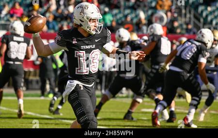 Philadelphie, Pennsylvanie, États-Unis.27 novembre 2021.27 novembre 2021, Philadelphie PA- QB de Temple JUSTIN LYNCH (13) en action contre la Marine à Lincoln Financial Field (Credit image: © Ricky Fitchett/ZUMA Press Wire) Banque D'Images