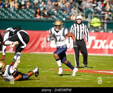 Philadelphie, Pennsylvanie, États-Unis.27 novembre 2021.27 novembre 2021, Philadelphie PA- le SB MAQUEL HAYWOOD de la Marine (24) s'étend contre le Temple à Lincoln Financial Field PA (Credit image: © Ricky Fitchett/ZUMA Press Wire) Banque D'Images