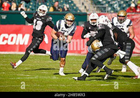 Philadelphie, Pennsylvanie, États-Unis.27 novembre 2021.27 novembre 2021, Philadelphie PA- le QB TAI LAVATAI de la Marine (1) évite les colles par les joueurs défensifs de Temple pendant le match à Lincoln Financial Field PA (Credit image: © Ricky Fitchett/ZUMA Press Wire) Banque D'Images