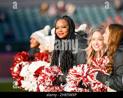 Philadelphie, Pennsylvanie, États-Unis.27 novembre 2021.27 novembre 2021, Philadelphie PA- le capitaine de l'équipe de danse du Temple TAYLEN KING et l'escouade tentent de divertir la foule pendant le match à Lincoln Financial Field PA (Credit image: © Ricky Fitchett/ZUMA Press Wire) Banque D'Images