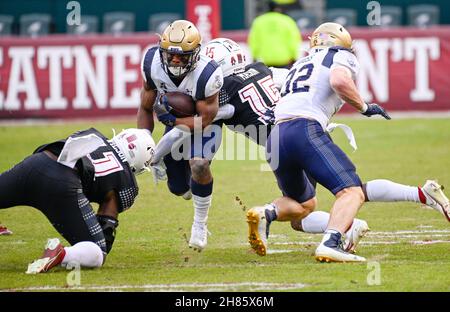 Philadelphie, Pennsylvanie, États-Unis.27 novembre 2021.27 novembre 2021, Philadelphie PA- le SB MAQUEL HAYWOOD de la Marine (24) s'étend contre le Temple à Lincoln Financial Field PA (Credit image: © Ricky Fitchett/ZUMA Press Wire) Banque D'Images