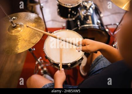 gros plan d'un batteur jouant des snar et des cymbales de hi-hat tout en jouant des tambours Banque D'Images