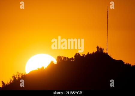 Santiago, Metropolitana, Chili.27 novembre 2021.Le soleil se cache derrière la colline de San Cristobal, sous la vierge, à Santiago, au Chili.(Credit image: © Matias Basualdo/ZUMA Press Wire) Banque D'Images