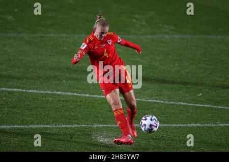 Llanelli, Royaume-Uni.26 novembre 2021.Sophie Gingle, du pays de Galles, marque le 1er but de ses équipes.Wales Women contre Greece Women, FIFA Women's World Cup 2023 qualification match au Parc y Scarlets à Llanelli, pays de Galles, le vendredi 26 novembre 2021.Usage éditorial seulement, photo par Andrew Orchard/Andrew Orchard sports photographie/Alamy Live News crédit: Andrew Orchard sports photographie/Alamy Live News Banque D'Images