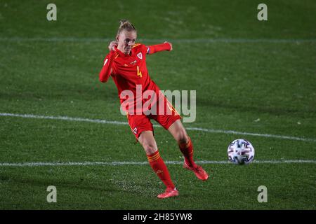 Llanelli, Royaume-Uni.26 novembre 2021.Sophie Gingle, du pays de Galles, marque le 1er but de ses équipes.Wales Women contre Greece Women, FIFA Women's World Cup 2023 qualification match au Parc y Scarlets à Llanelli, pays de Galles, le vendredi 26 novembre 2021.Usage éditorial seulement, photo par Andrew Orchard/Andrew Orchard sports photographie/Alamy Live News crédit: Andrew Orchard sports photographie/Alamy Live News Banque D'Images