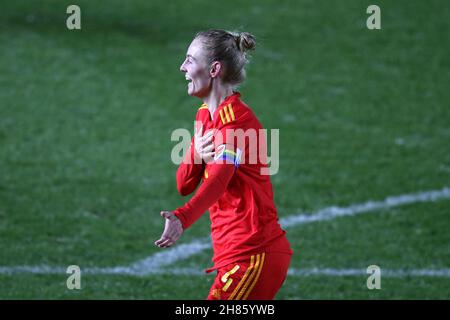 Llanelli, Royaume-Uni.26 novembre 2021.Sophie Gallois fête après qu'elle ait obtenu le premier but de ses équipes.Wales Women contre Greece Women, FIFA Women's World Cup 2023 qualification match au Parc y Scarlets à Llanelli, pays de Galles, le vendredi 26 novembre 2021.Usage éditorial seulement, photo par Andrew Orchard/Andrew Orchard sports photographie/Alamy Live News crédit: Andrew Orchard sports photographie/Alamy Live News Banque D'Images