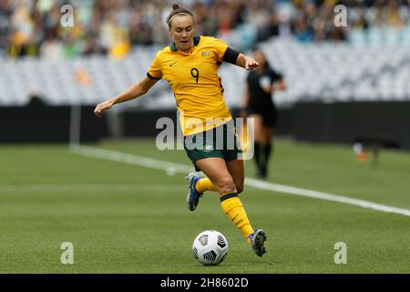 Le Caitlin Foord des Matilda contrôle le ballon pendant le match une des séries internationales amicales entre l'Australie Matilda et l'équipe nationale des femmes des États-Unis d'Amérique à Stadium Australia le 27 novembre 2021 à Sydney, en Australie. Banque D'Images