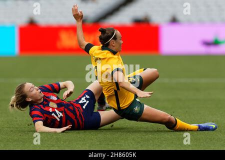 Caitlin Foord des Matilda est défié par Emily Sonnet des États-Unis pendant le jeu une des séries amicales internationales entre l'Australie Matilda et les États-Unis d'Amérique Women's National Team au stade Australie le 27 novembre 2021 à Sydney, Australie. Banque D'Images