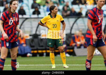 Sam Kerr des Matilda regarde les fans pendant le jeu une des séries internationales amicales entre l'Australie Matilda et l'équipe nationale des femmes des États-Unis d'Amérique au Stadium Australia le 27 novembre 2021 à Sydney, en Australie. Banque D'Images