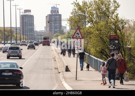 Photo d'une scène polluée de Belgrad, Serbie, avec un embouteillage pendant un temps de transit de pointe, au coucher du soleil, avec des voitures en file sur les Mos de Brankov Banque D'Images