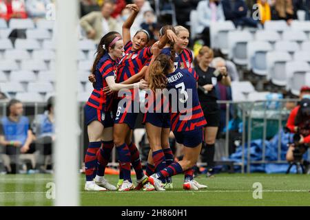 Rose Lavelle des États-Unis célèbre après avoir marquant un but pendant le match l'une des séries amicales internationales entre l'Australie Matilda et l'équipe nationale des femmes des États-Unis d'Amérique au stade Australie le 27 novembre 2021 à Sydney, en Australie. Banque D'Images