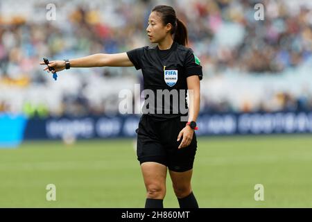 L'arbitre Hyeon Jeong Oh donne un pénalty pendant le match l'une des séries internationales amicales entre l'Australie Matildas et l'équipe nationale des femmes des États-Unis d'Amérique au Stadium Australia le 27 novembre 2021 à Sydney, en Australie. Banque D'Images