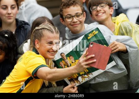 Charlotte Grant prend un selfie avec des fans après le match l'une des séries internationales amicales entre l'Australie Matilda et l'équipe nationale des femmes des États-Unis d'Amérique au Stadium Australia le 27 novembre 2021 à Sydney, en Australie. Banque D'Images