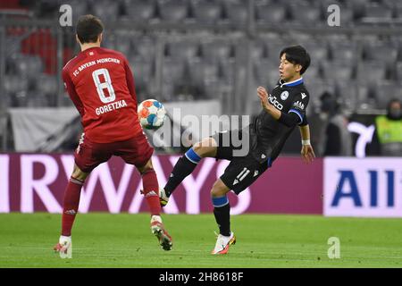 Munich, Allemagne.27 novembre 2021.Masaya OKUGAWA (BI), action, duels contre Leon GORETZKA (FC Bayern Munich).Football 1.Bundesliga saison 2021/2022, 13.matchday, matchda13.FC Bayern Munich-Arminia Bielefeld 1-0, le 27 novembre 2021, ALLIANZARENA Muenchen.Credit: dpa/Alay Live News Banque D'Images